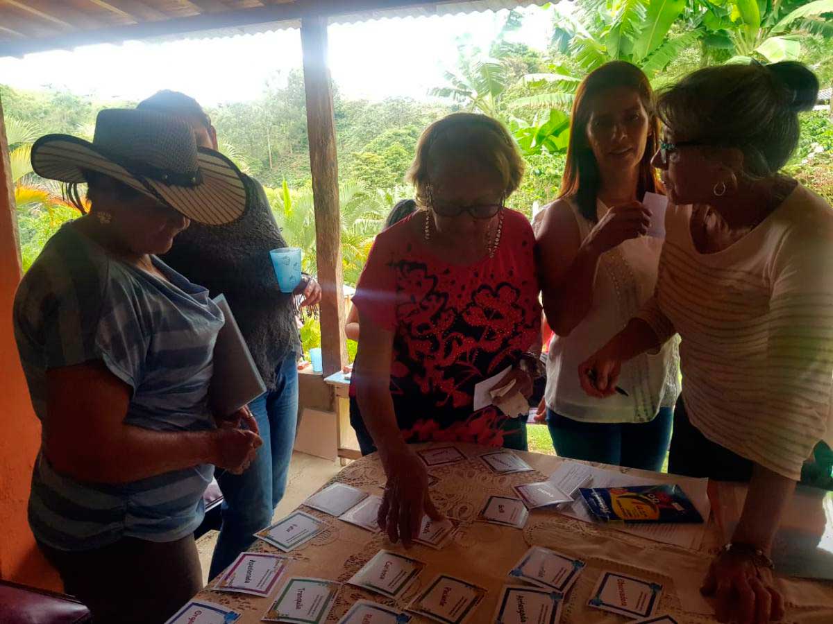 mujeres caf&eacute; capacitaci&oacute;n colombia