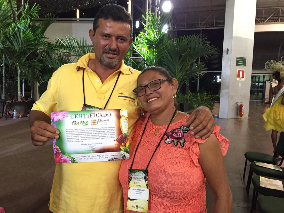 Zezhinho junto a su madre, siendo homenajeado, Solidaridad
