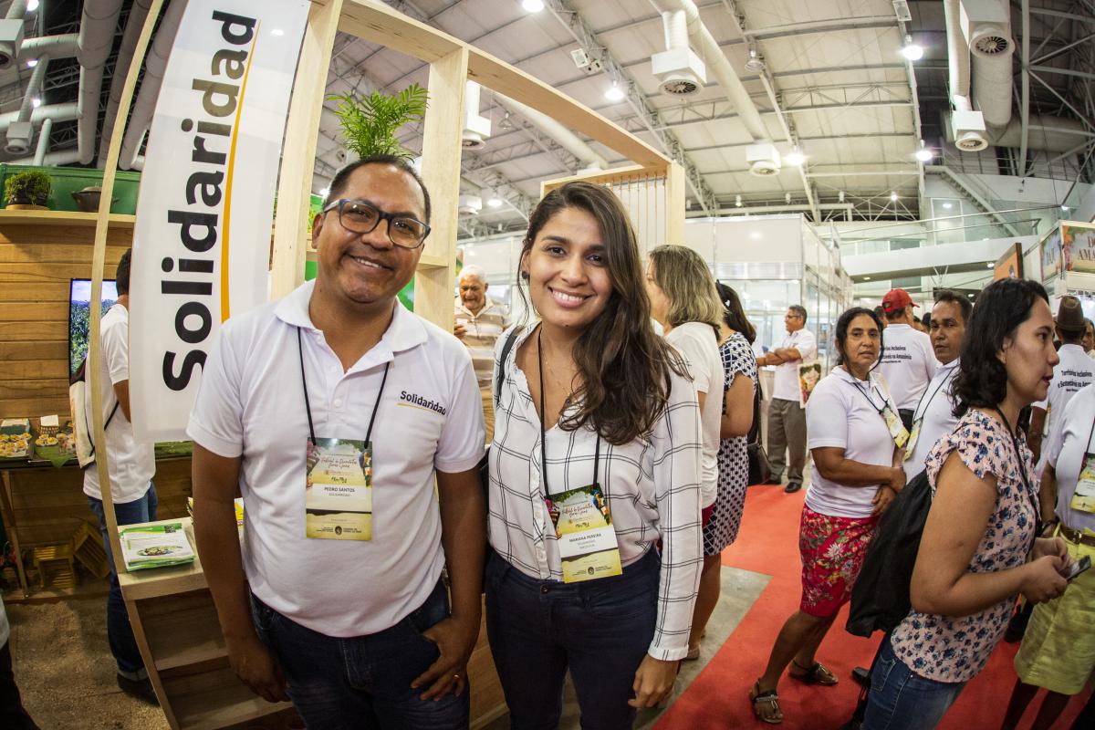 Pedro Santos y Mariana Pereira en el stand de cacao de Solidaridad