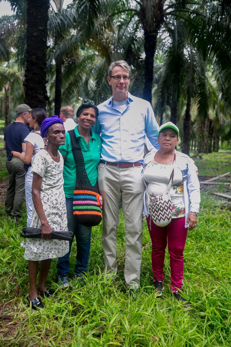 El embajador de los Pa&iacute;ses Bajos en Colombia, Jeroen Roodenburg, con tres productoras de palma de Montes de Mar&iacute;a.
