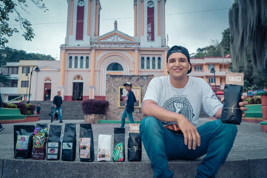 Juan Sebasti&aacute;n V&eacute;lez caficultor colombia