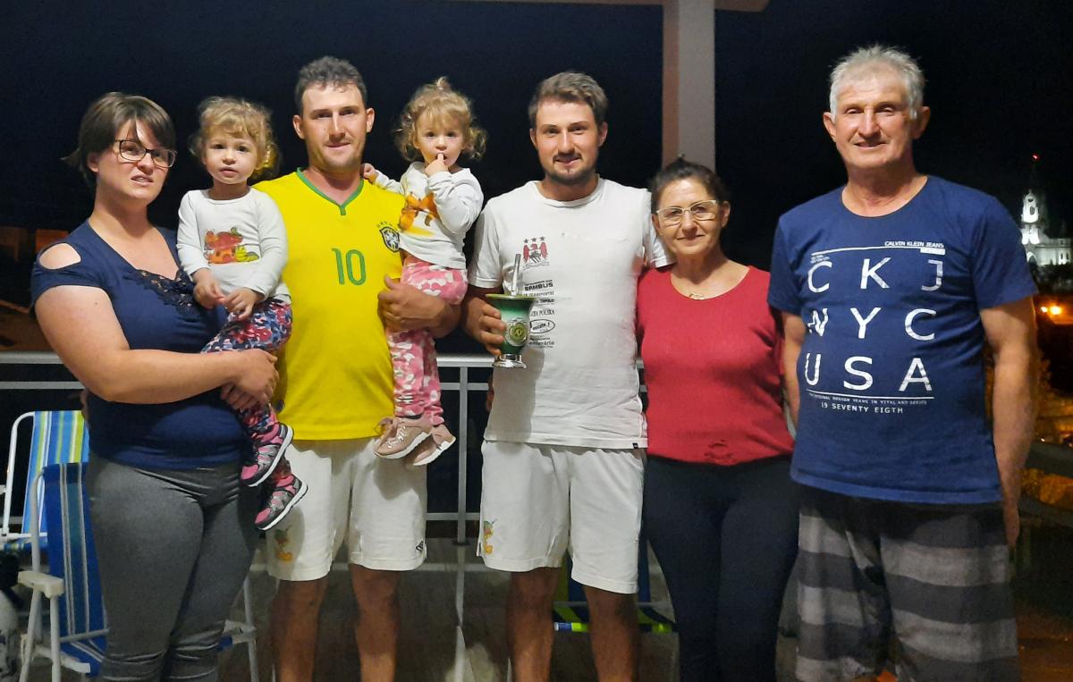 La familia Openkoski representa el amor y la dedicación al cultivo de la yerba mate. En la foto tenemos, de derecha a izquierda: Ambrósio, su esposa Josefina, el hijo menor, Moisés, y el hijo Giovane con su esposa Mônica y sus dos hijas, Beatriz y Luiza. Foto: Jéssica Tomasi / Solidaridad Brasil