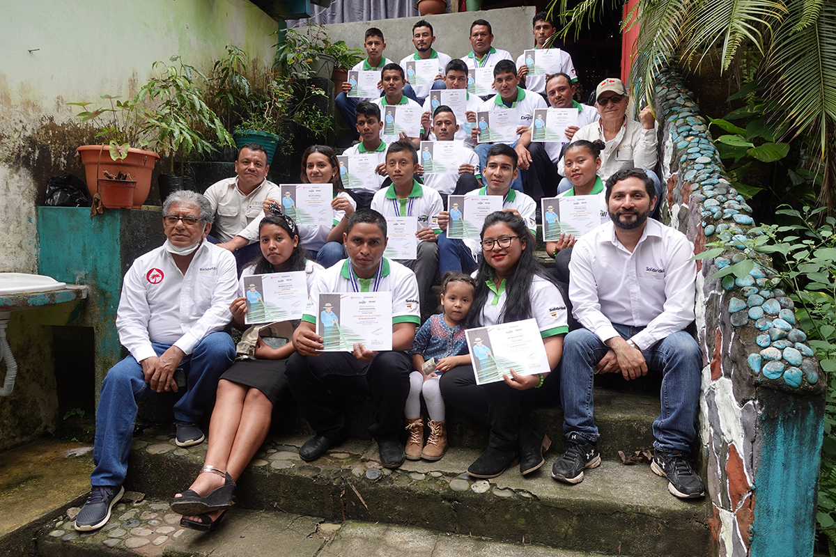 Solidaridad capacita a los productores j&oacute;venes a trav&eacute;s del proyecto de certificaci&oacute;n RSPO para peque&ntilde;os productores. En la foto, los graduandos de la capacitaci&oacute;n.