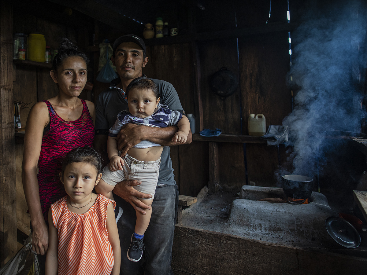 la familia de Santos Flores dentro de su cocina