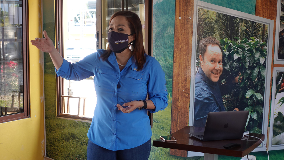Sof&iacute;a N&uacute;&ntilde;ez, Coordinadora de la Plataforma Sostenible de Caf&eacute; en Honduras y Oficial de Proyecto de Caf&eacute; para Solidaridad durante el lanzamiento del programa de caf&eacute; en Cop&aacute;n.