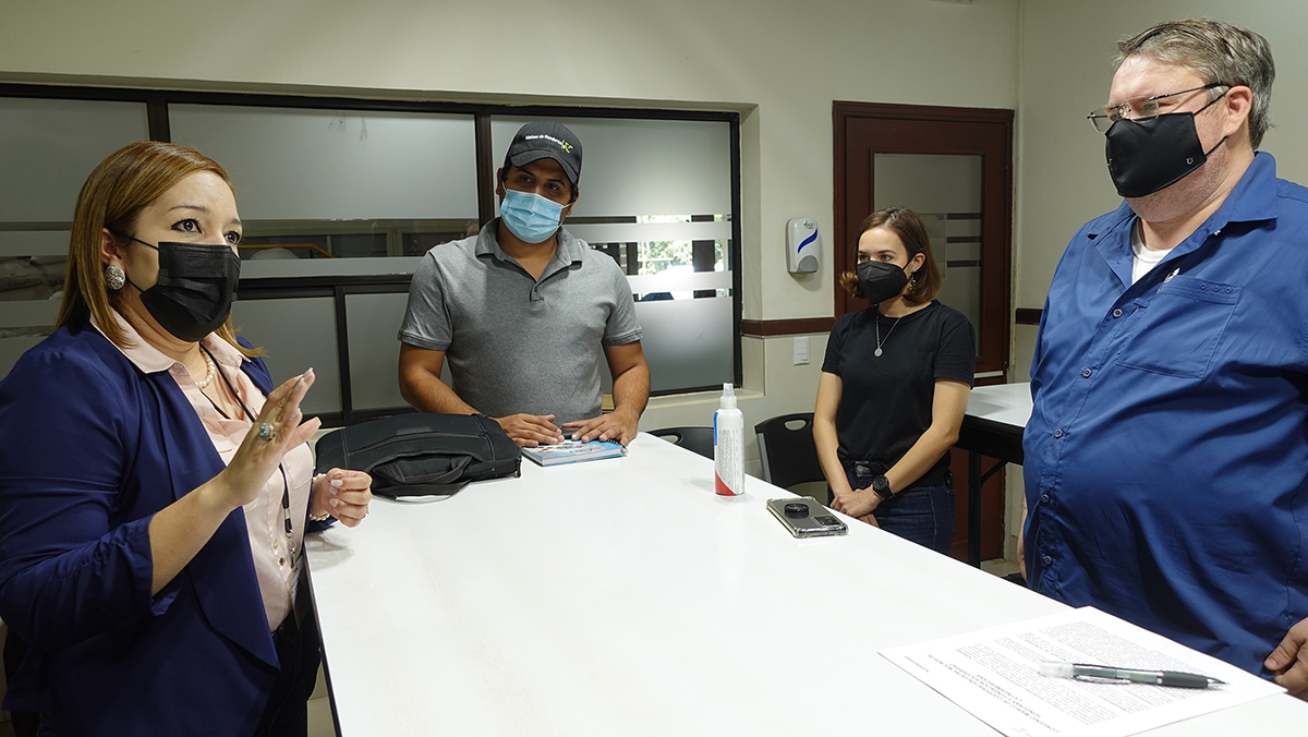 Sof&iacute;a N&uacute;&ntilde;ez conversa con los representantes de Molinos de Honduras durante la firma del convenio con Solidaridad.