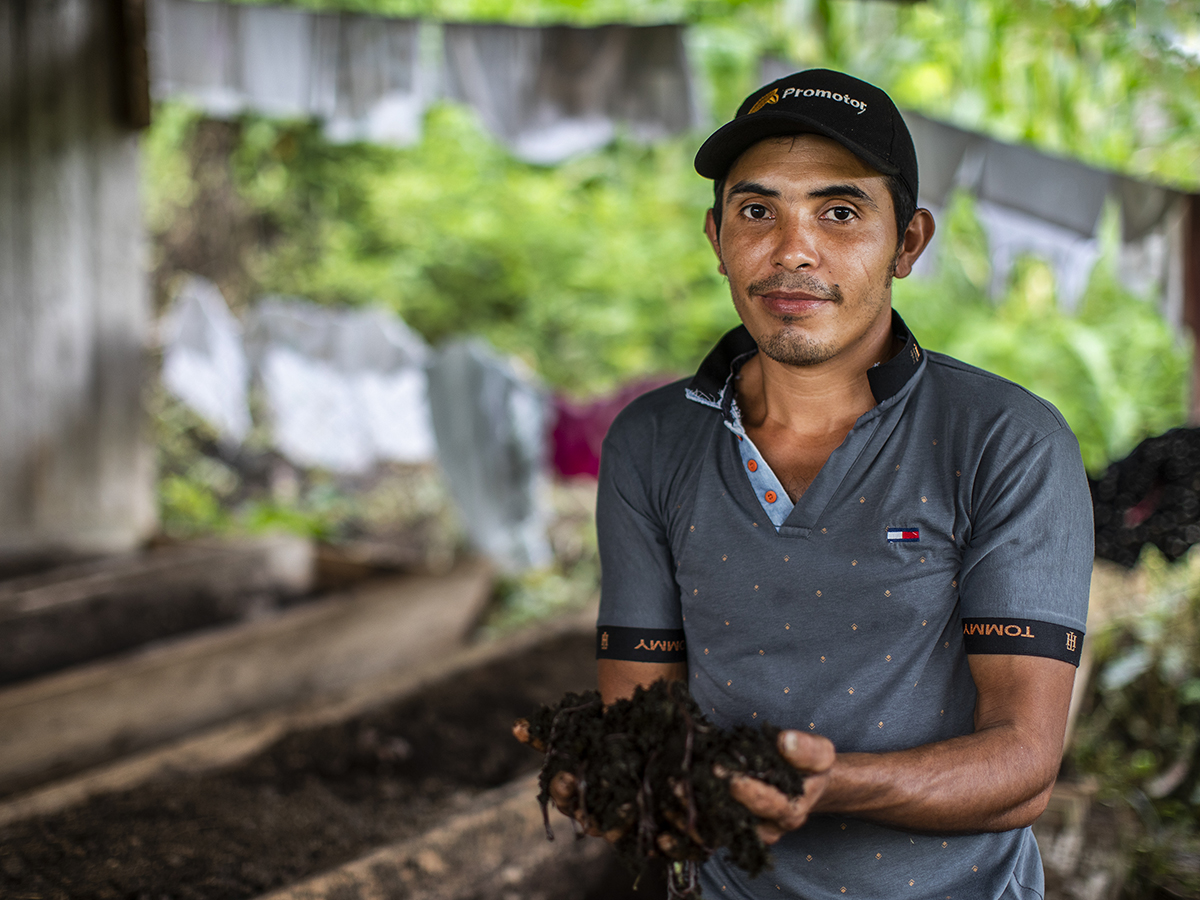 Santos Flores muestra algunas de las lombrices de su empresa de lombricultura
