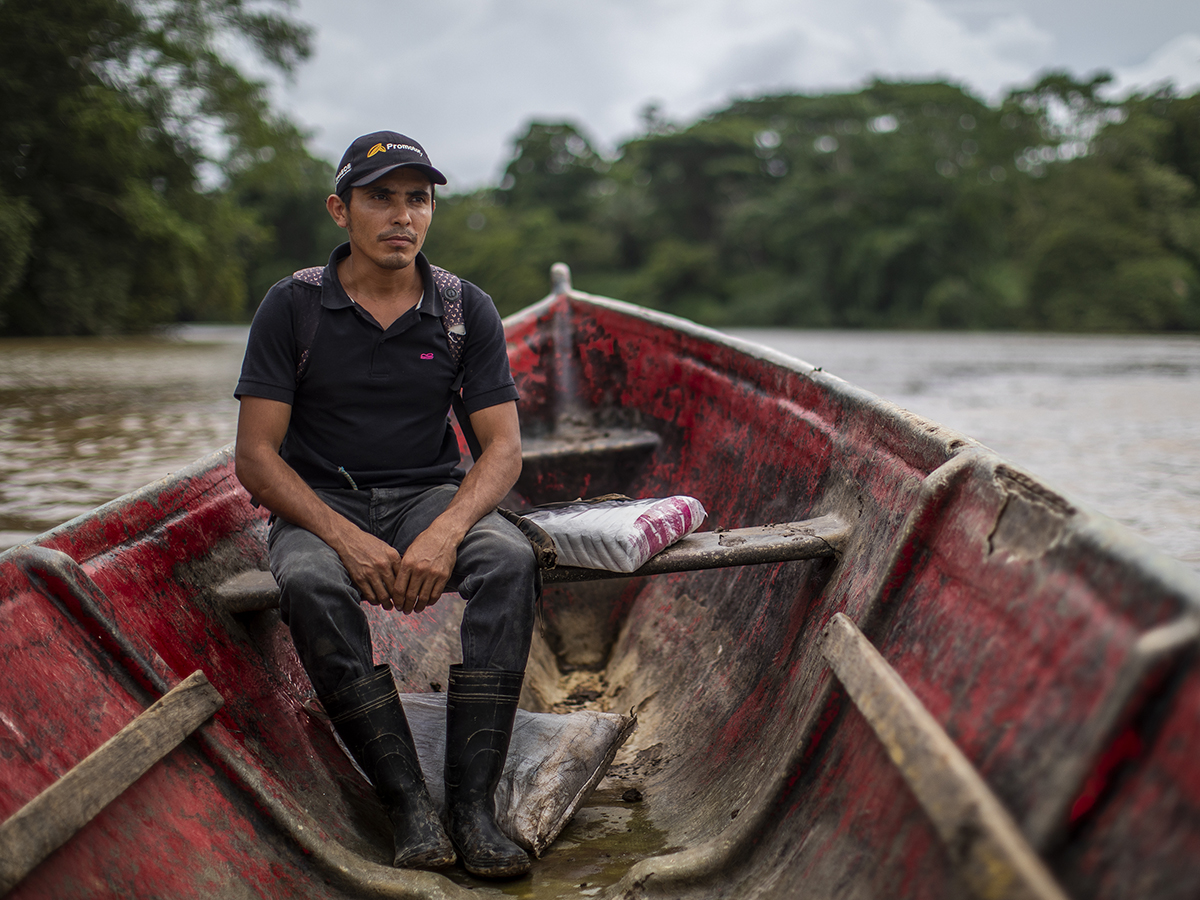 Santos Flores sentado en una lancha