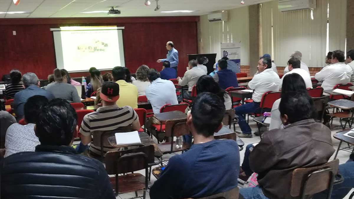 El ingeniero Joel Garc&iacute;a de Solidaridad imparte un curso del diplomado &ldquo;Producci&oacute;n eficiente, sostenible e inclusiva de ca&ntilde;a de az&uacute;car&rdquo; en las instalaciones del Tecnol&oacute;gico Nacional de M&eacute;xico, Campus Ciudad Valles de San Lu&iacute;s Potos&iacute;.