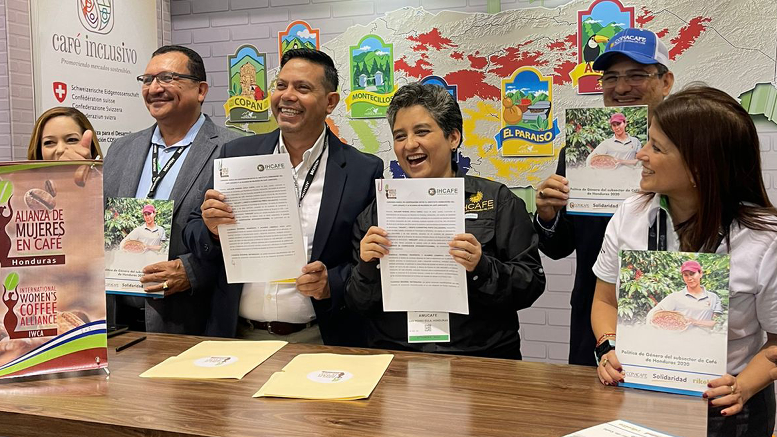 Parte de los representantes de la organizaciones que firmaron el acuerdo.