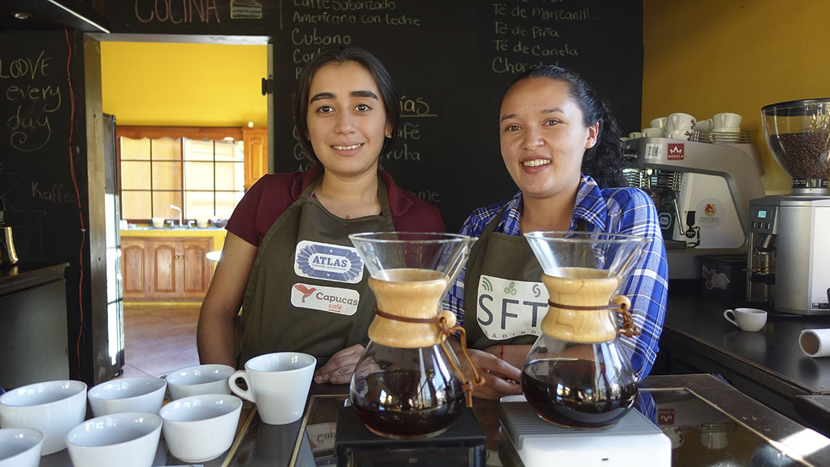 Mary Portillo, cafetalera de cuarta generación, y compañera barista.