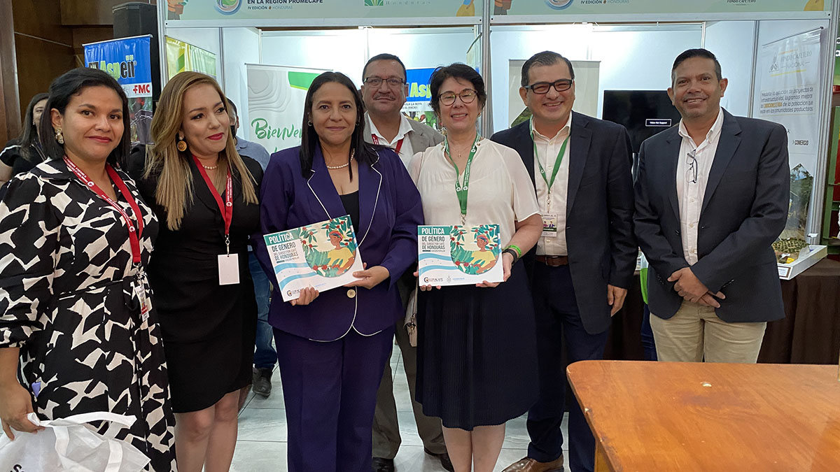 Solidaridad-Melissa-Lopez-Sofía-Núñez-Laura-Suazo-Ministra-Agricultura-Honduras-Presentación-Política-Género-Café-Sostenibilidad.Mujeres-Cumbre-para-la-Sostenibilidad-IV