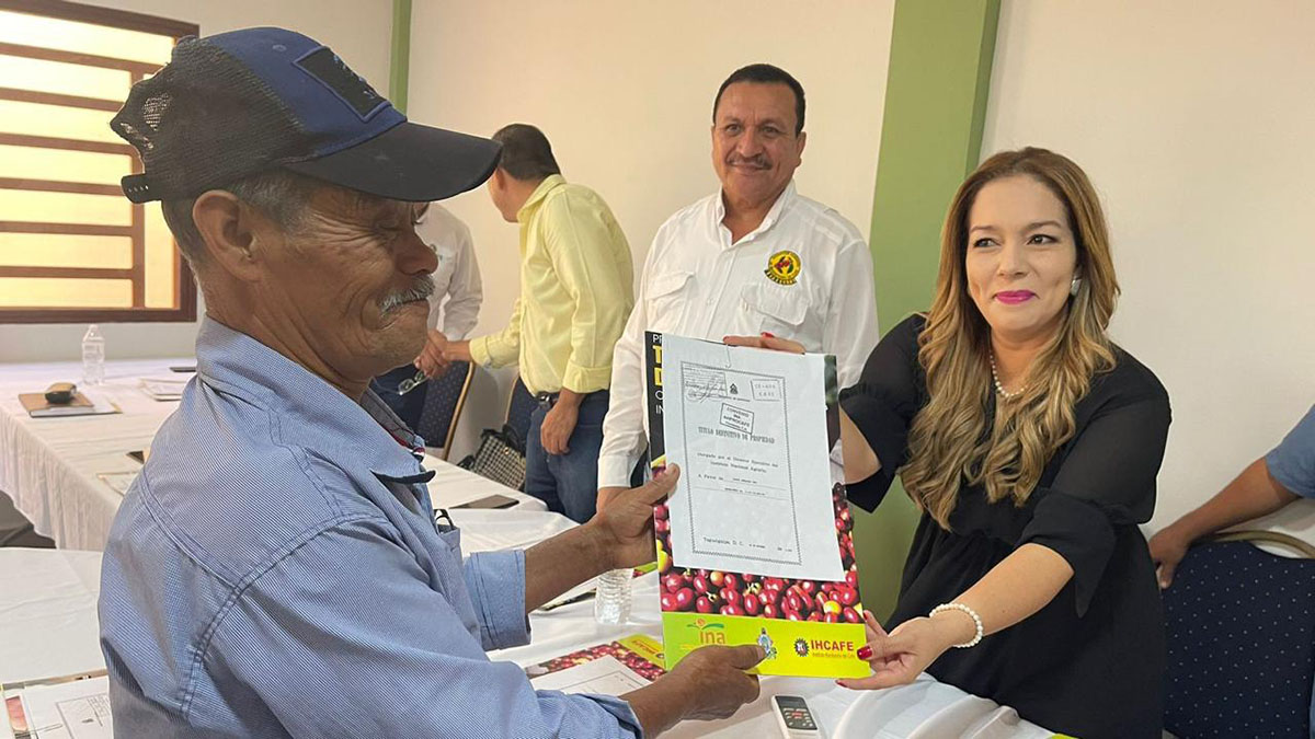 Solidaridad-Hoduras-Entrega-Titulos-Propiedad-Becas-Productores-Café-Mujeres-Sostenible