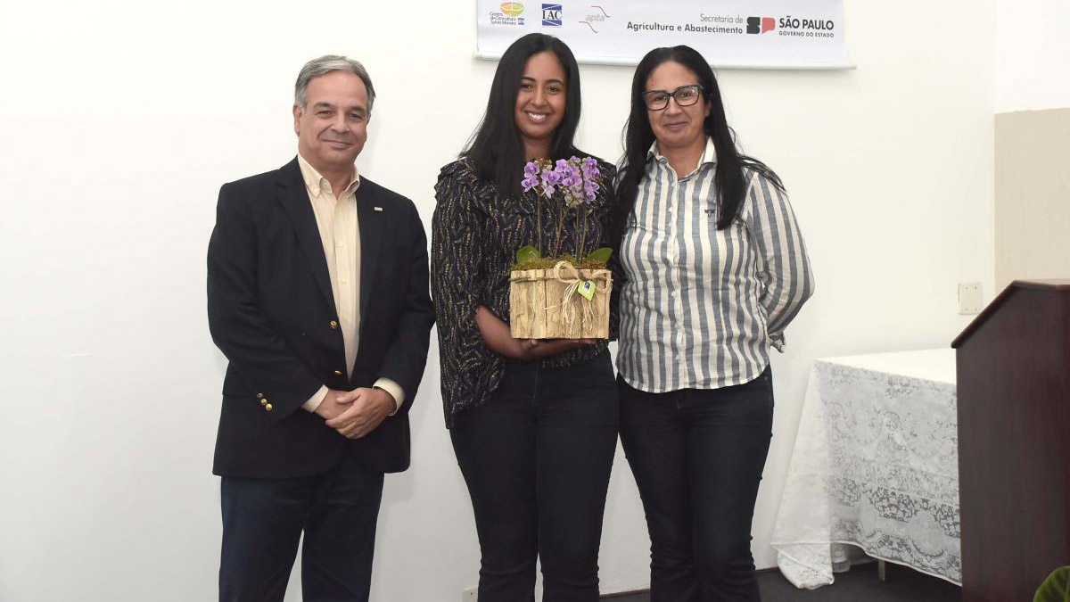 Giovana Lopes, participante del proyecto Fruto Resiliente, con el premio del Día del citricultor Giovana Lopes, participante del proyecto Fruto Resiliente, con el premio del Día del citricultor