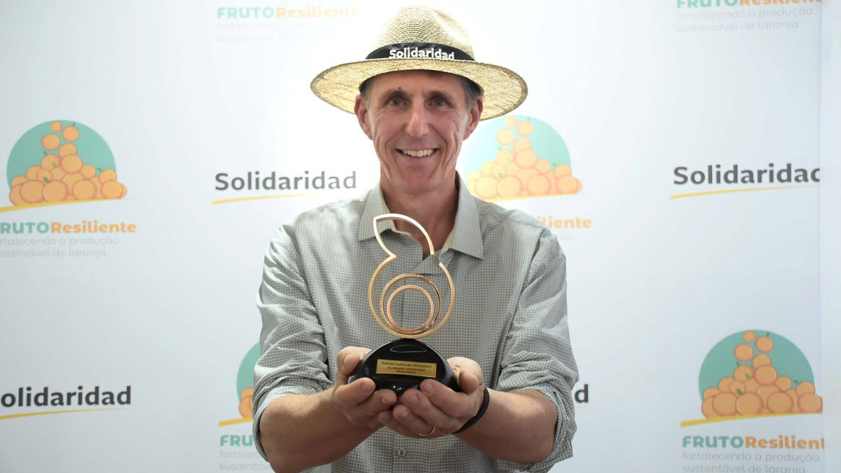 Rodrigo Castro, gerente de Solidaridad en Brasil con el premio del Centro de Citricultura a Fruto Resiliente Rodrigo Castro, gerente de Solidaridad en Brasil con el premio del Centro de Citricultura a Fruto Resiliente