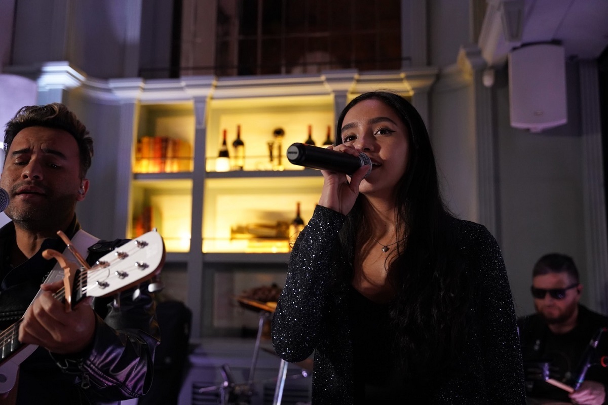 Elizabeth Casta&ntilde;eda, As&oacute;mbrate