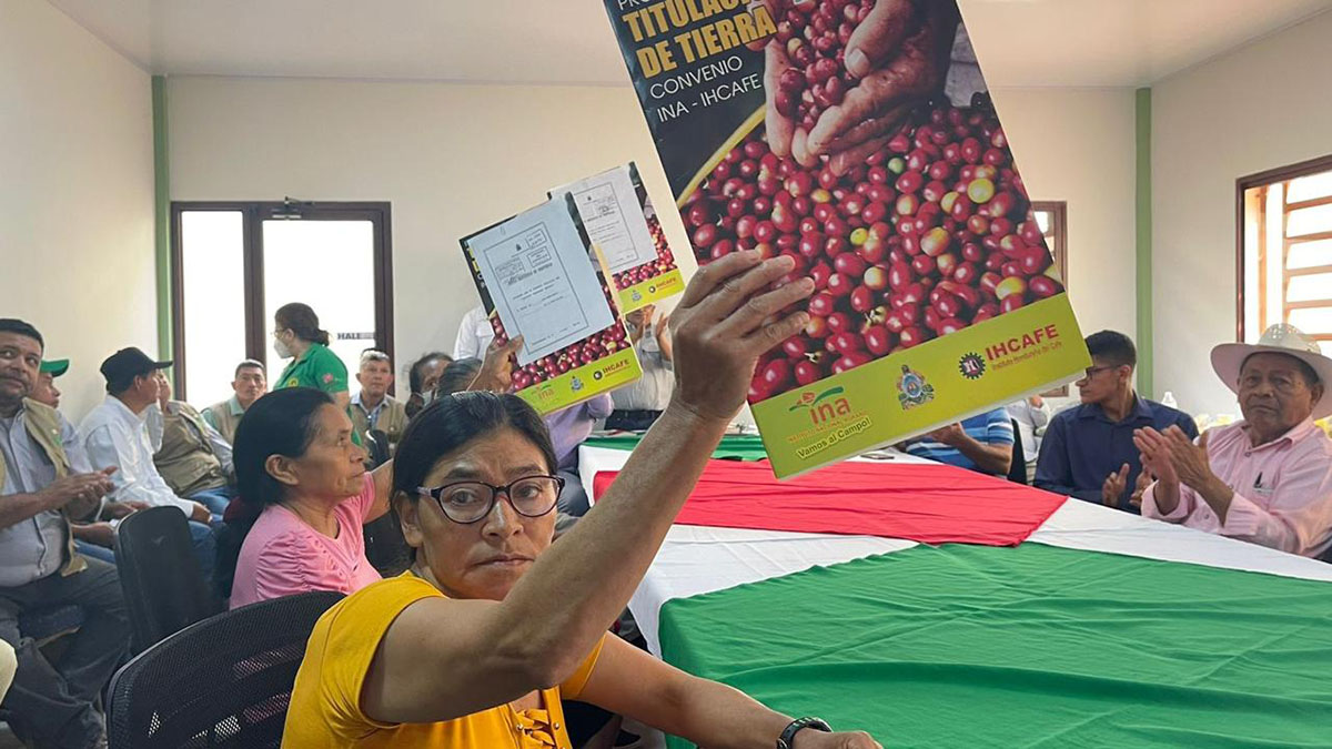 Solidaridad-Café-Honduras-Entrega-Títulos-Propiedad-Becas-Universitarias-Productores-Mujeres